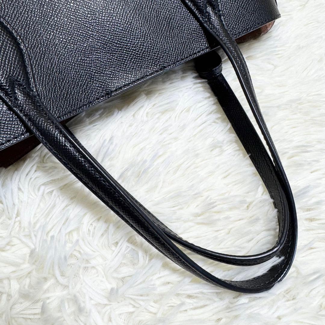 フルラ ヴィットリア トートバッグ 現行アーチロゴ ブラック サフィアーノレザー