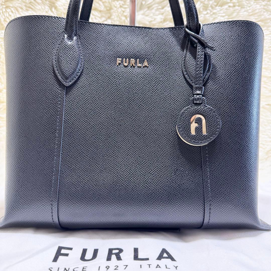 フルラ ヴィットリア トートバッグ 現行アーチロゴ ブラック サフィアーノレザー