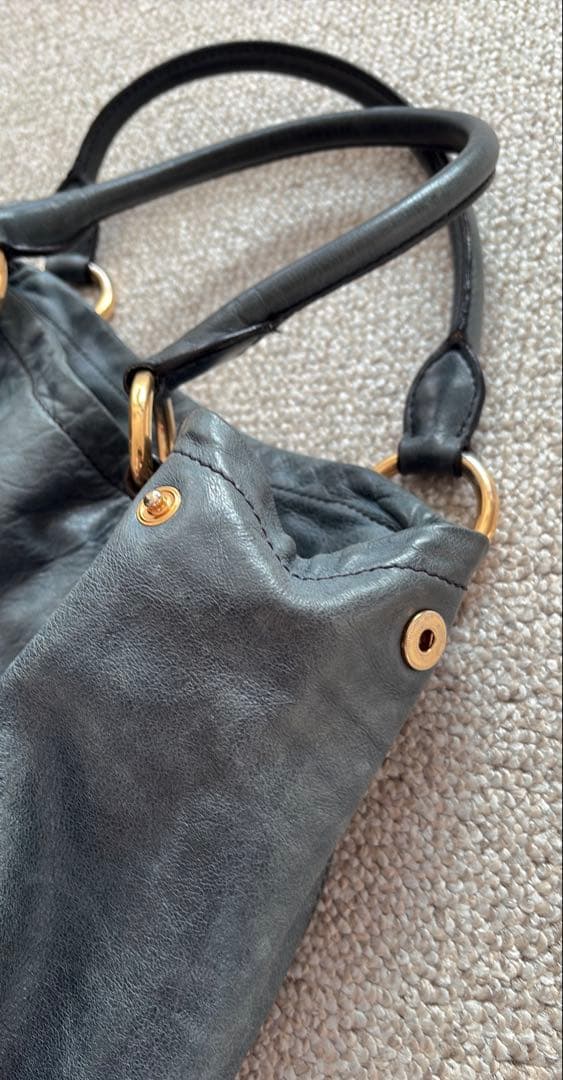 ミュウミュウmiumiu A4すっぽり入ります❣️まだまだ使えます❣️