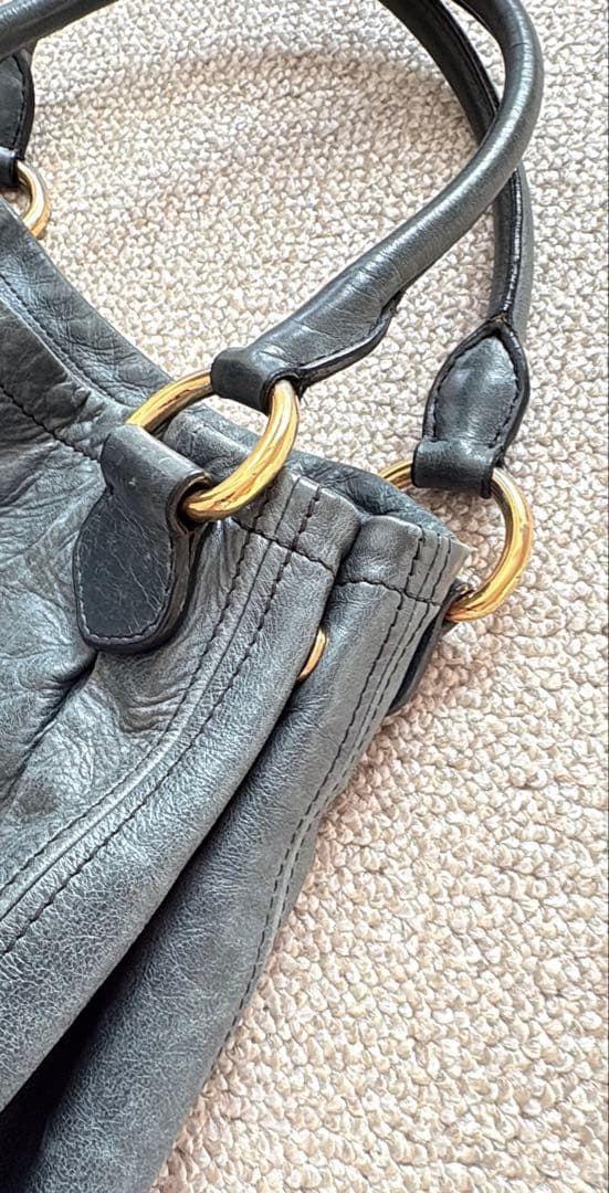 ミュウミュウmiumiu A4すっぽり入ります❣️まだまだ使えます❣️