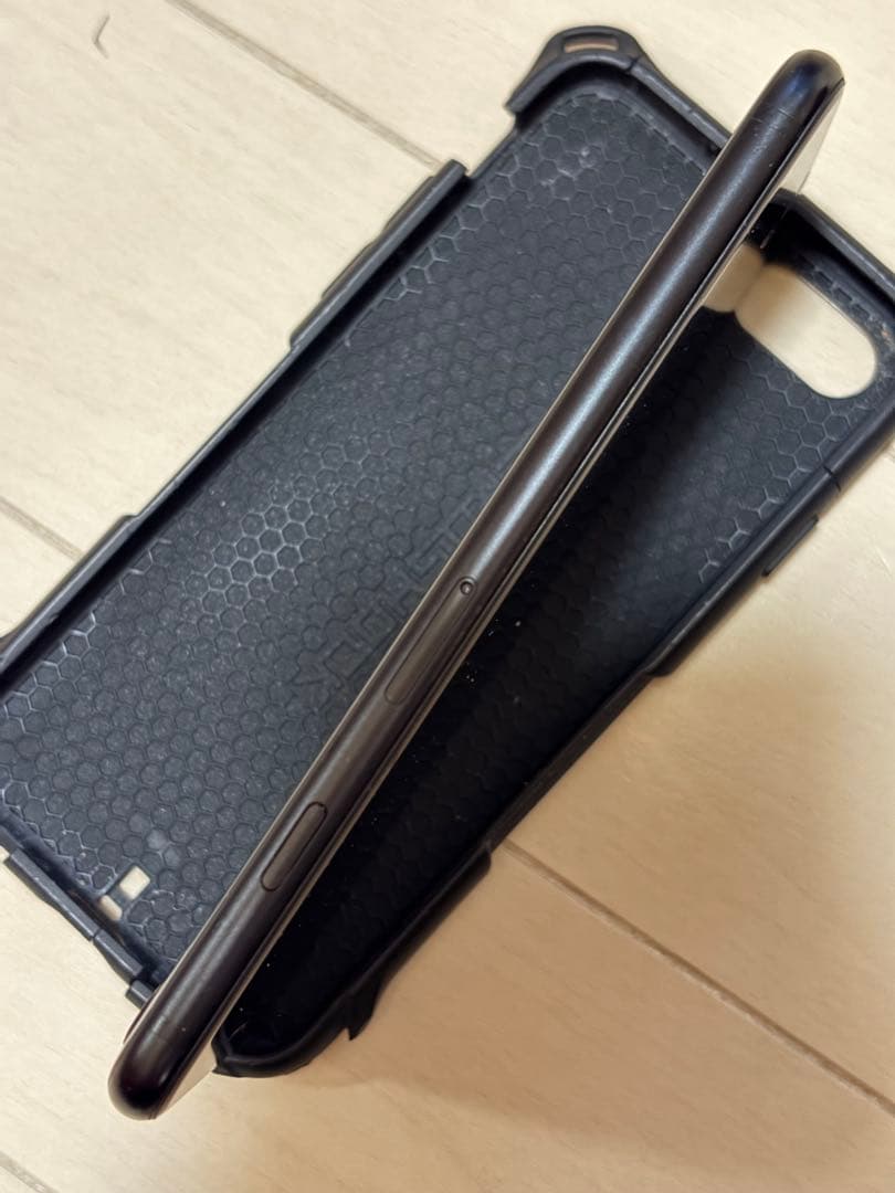 iPhone SE (第2世代)ブラック　画面にひび割れ