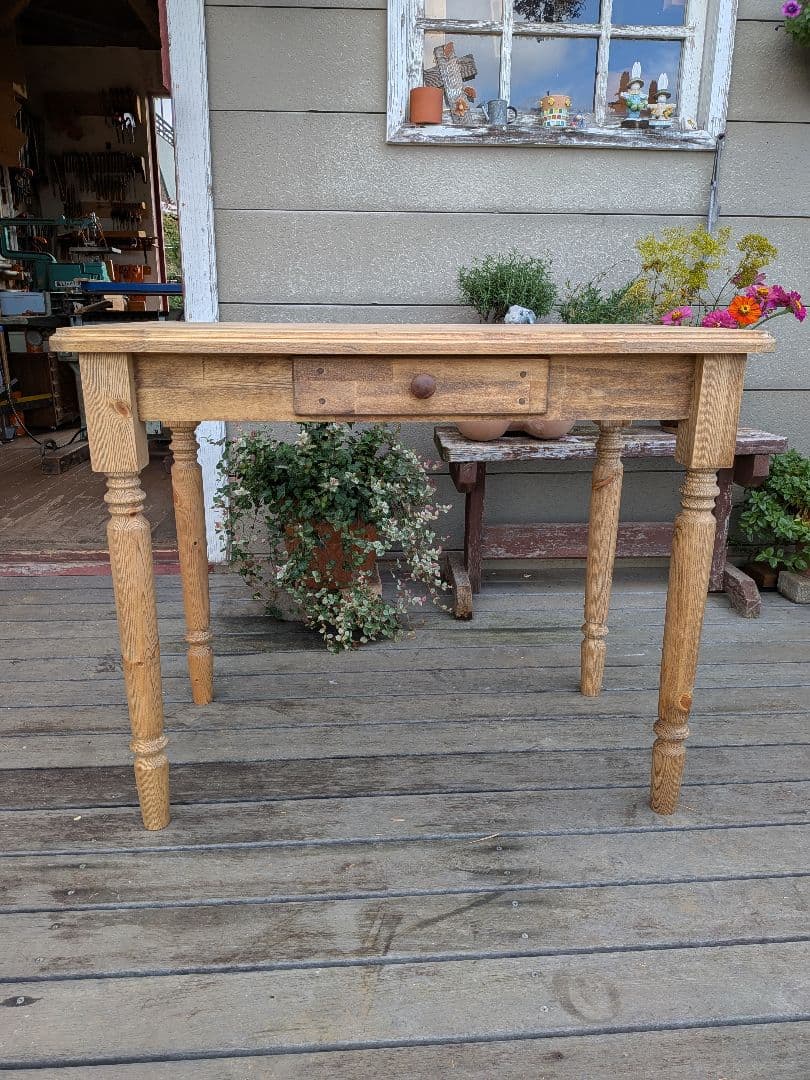 ろくろ脚の木製引き出し付きテーブル