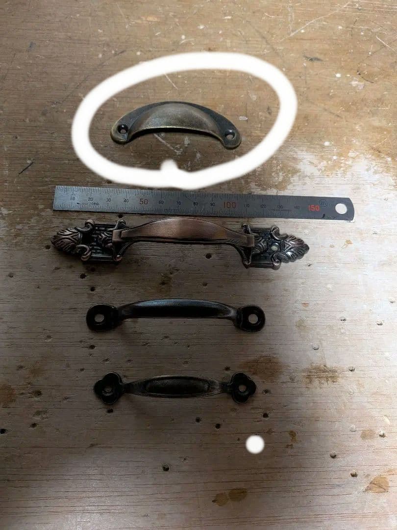 ろくろ脚の木製引き出し付きテーブル