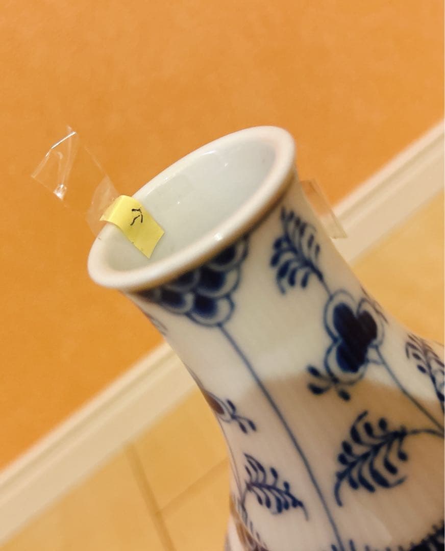 【 】陶磁器 花瓶 白と青の絵柄