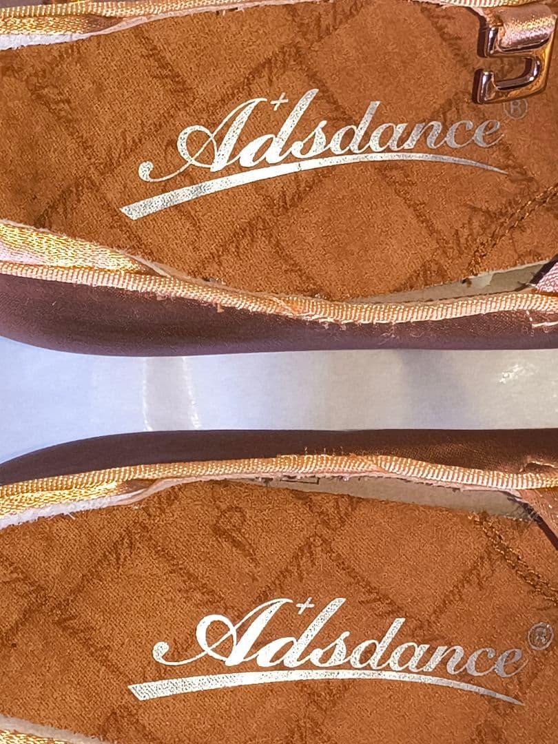 ゴールド サテン ストラップ付きダンスシューズ