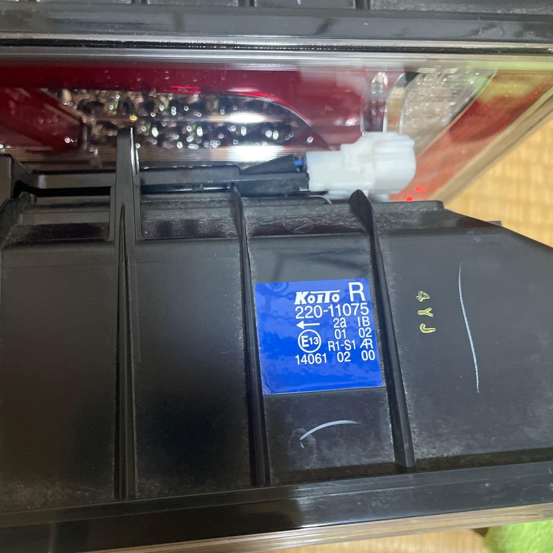 小糸製LEDテールランプ3連 左右2個セット ノーマルターン　新車外し