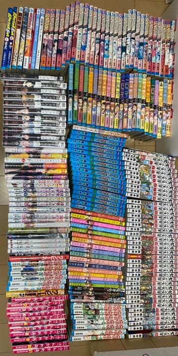 漫画、ラノベ、約400冊