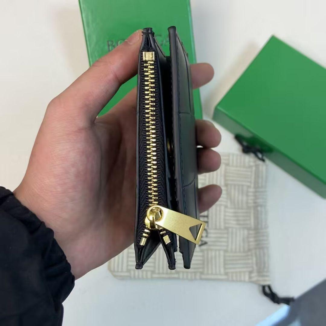のーらん BOTTEGA VENETA ブラック二つ折り財布