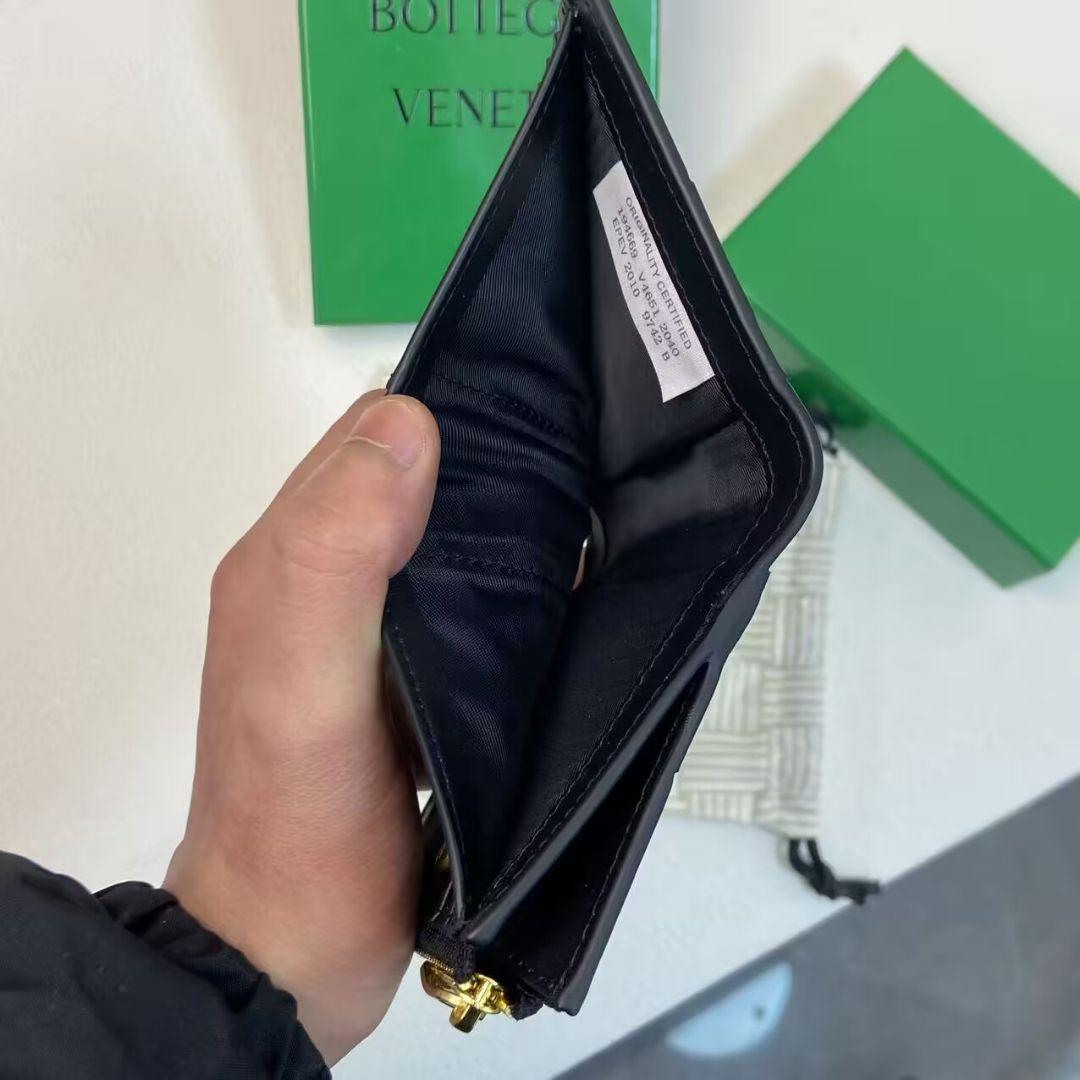 のーらん BOTTEGA VENETA ブラック二つ折り財布