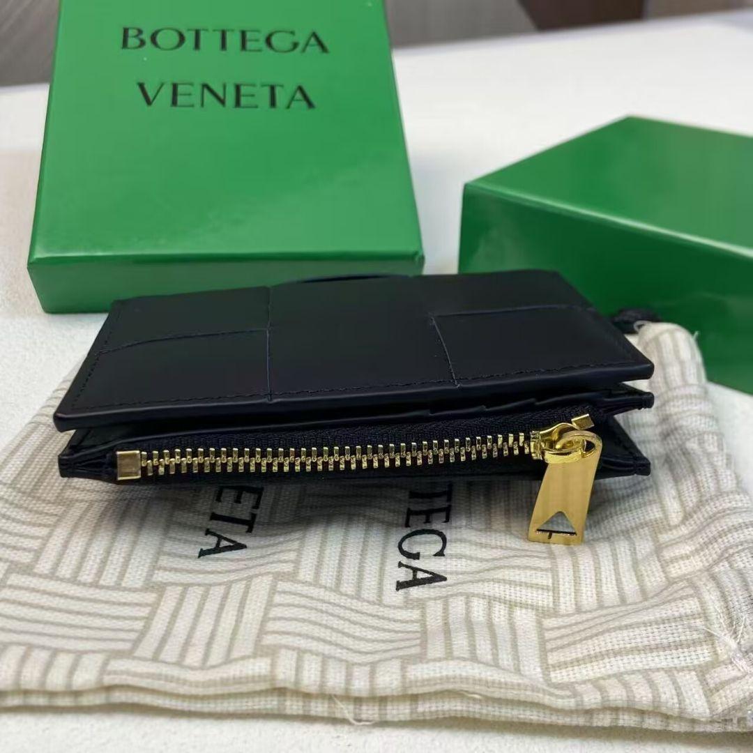 のーらん BOTTEGA VENETA ブラック二つ折り財布