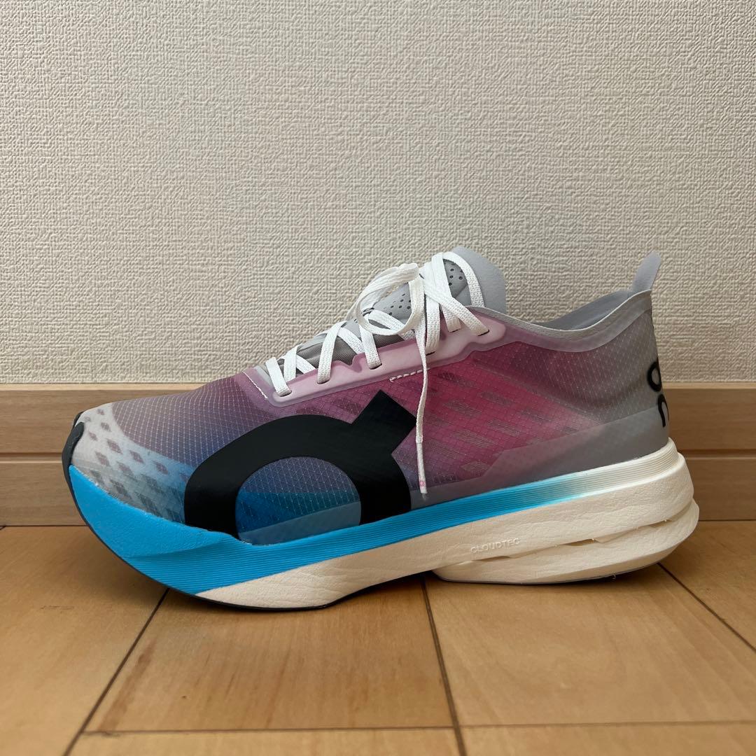 新品 半額以下 On Cloudboom Strike ランニングシューズ 25