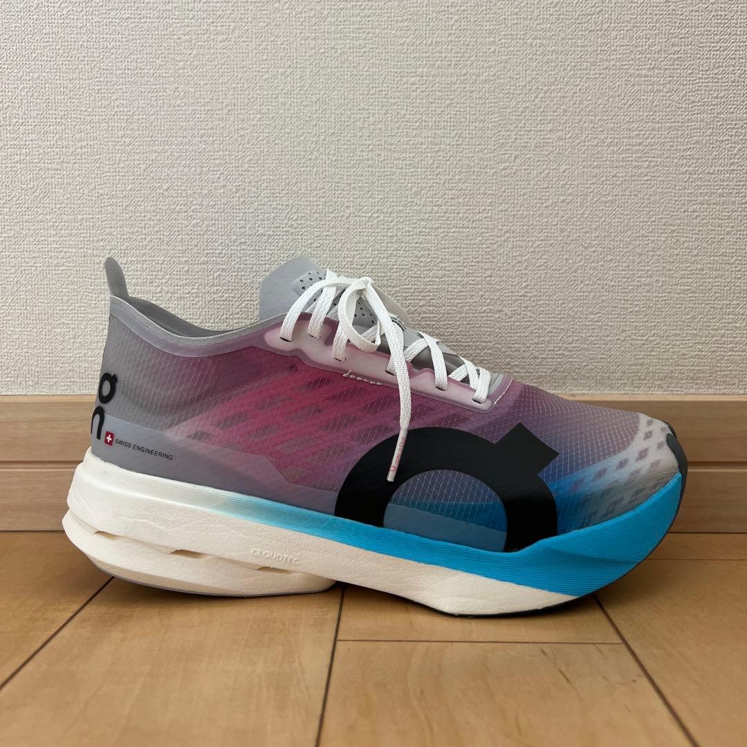 新品 半額以下 On Cloudboom Strike ランニングシューズ 25