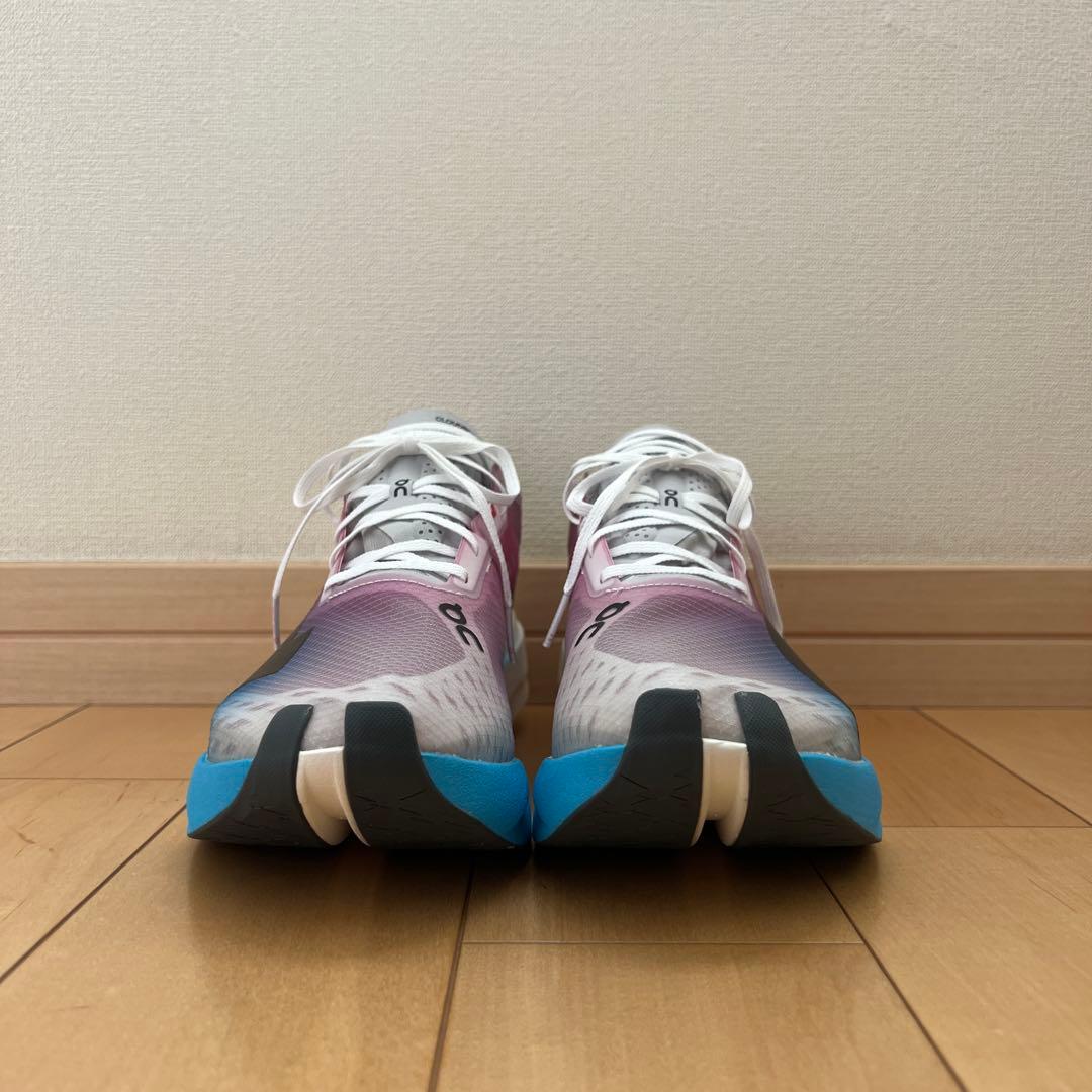 新品 半額以下 On Cloudboom Strike ランニングシューズ 25