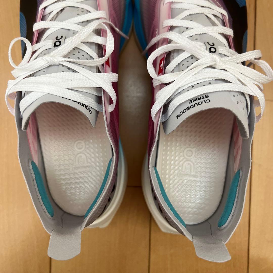 新品 半額以下 On Cloudboom Strike ランニングシューズ 25