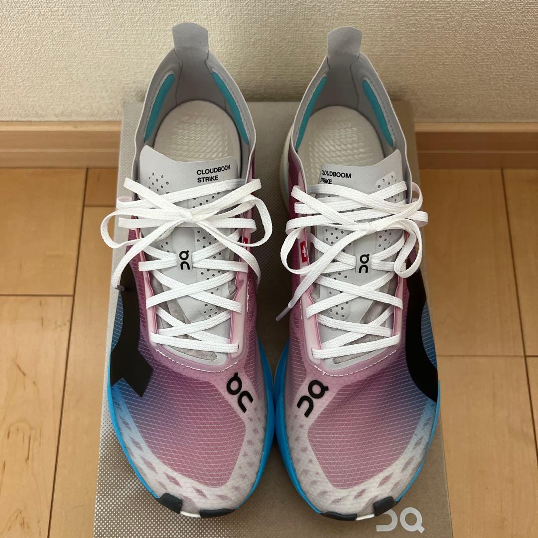 新品 半額以下 On Cloudboom Strike ランニングシューズ 25