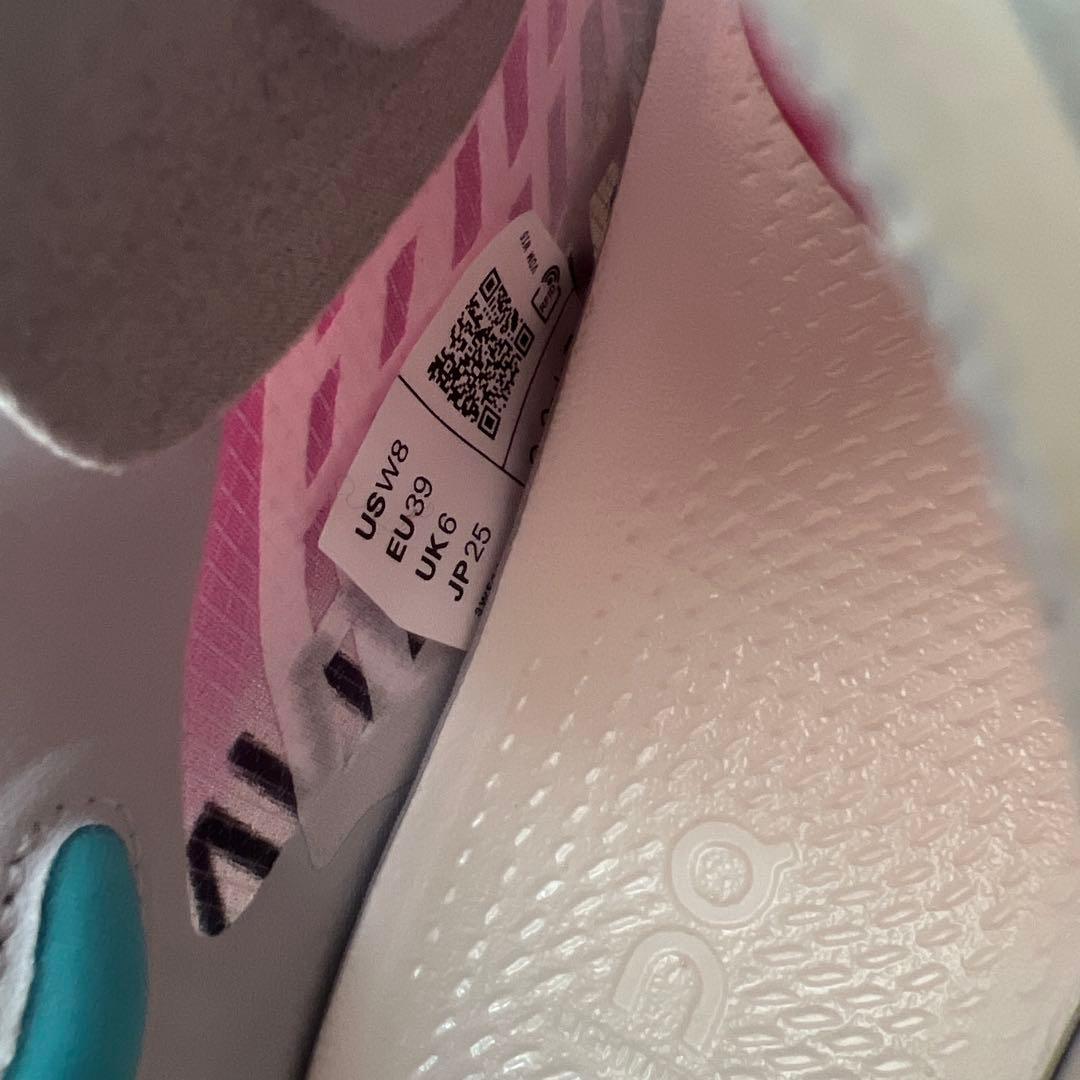 新品 半額以下 On Cloudboom Strike ランニングシューズ 25