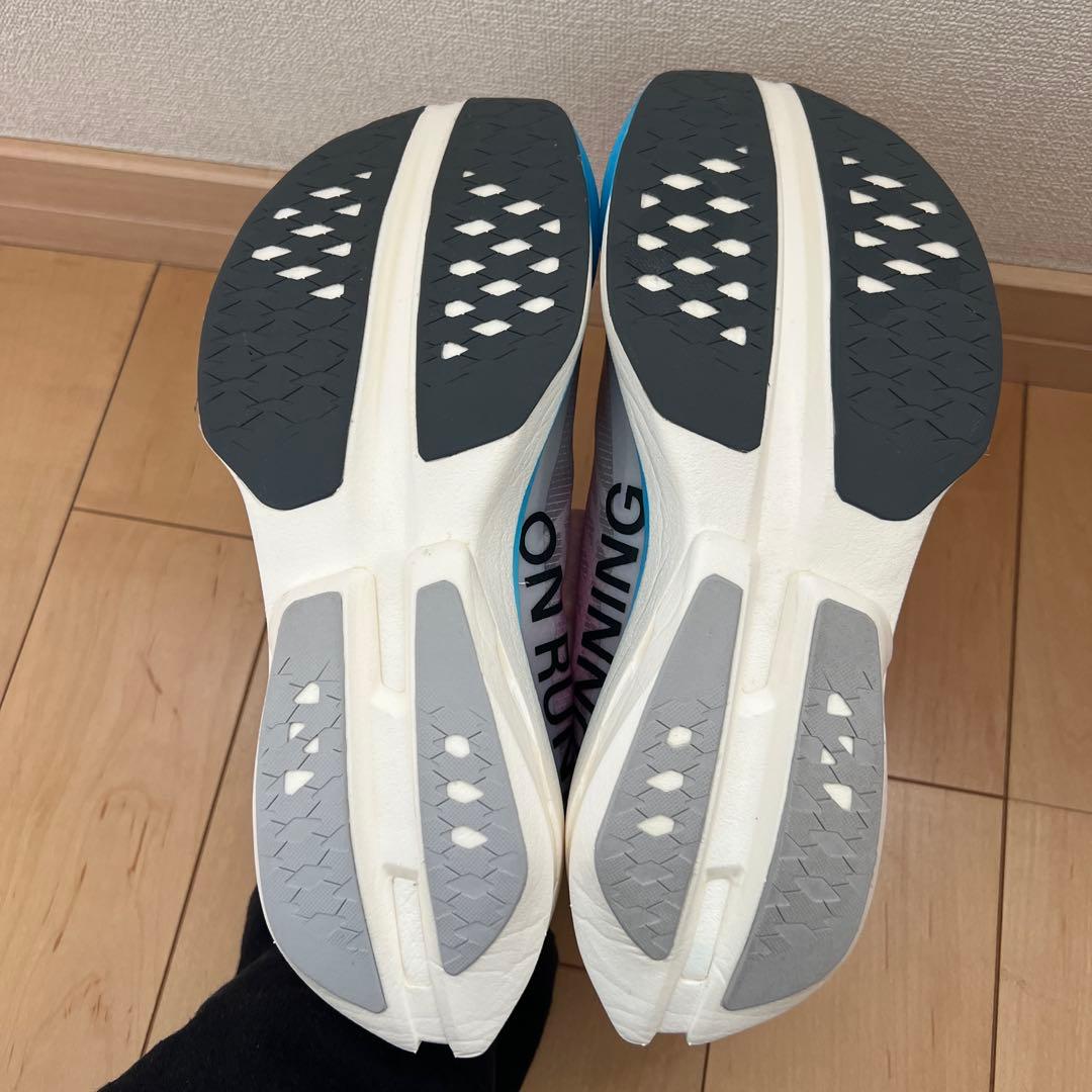 新品 半額以下 On Cloudboom Strike ランニングシューズ 25