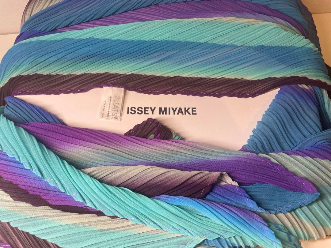 【新品未使用】ISSEY MIYAKE イッセイミヤケ プリーツ加工 ストール
