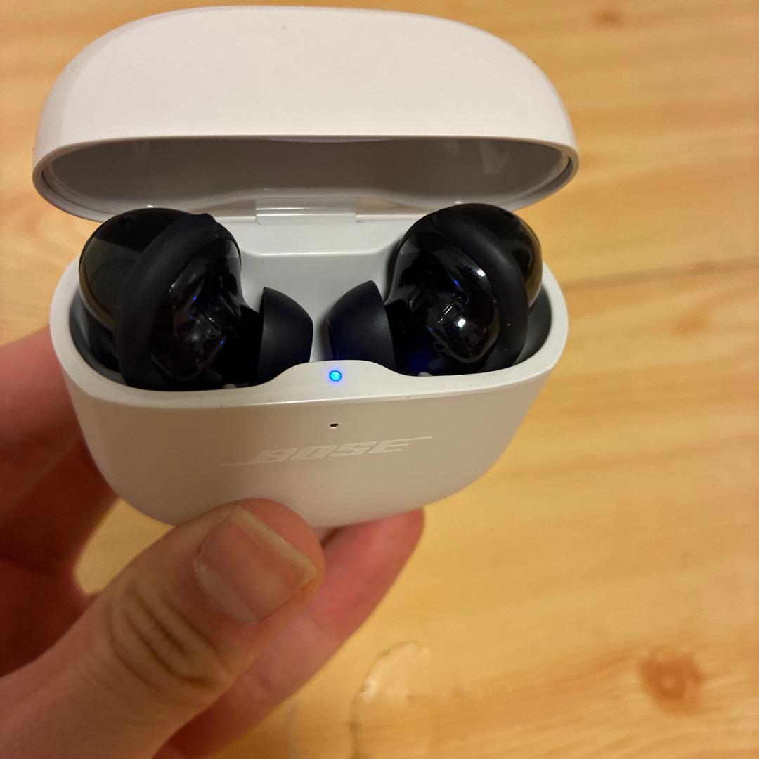 ケースとイヤホン色違い　Bose QuietComfort Earbuds II