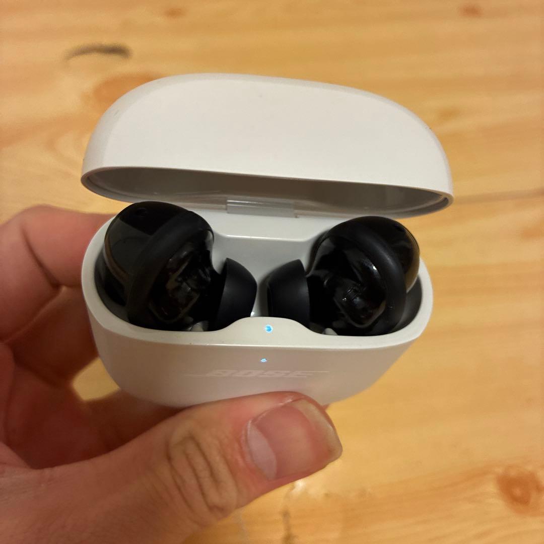 ケースとイヤホン色違い　Bose QuietComfort Earbuds II
