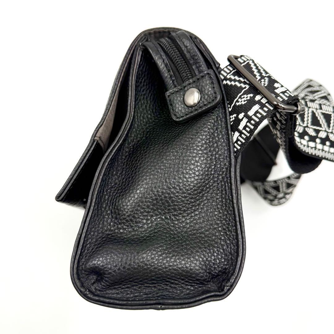 WEB限定イアパピヨネ 柄ワイドテープ ショルダーバッグ ブラック 幾何学 模様