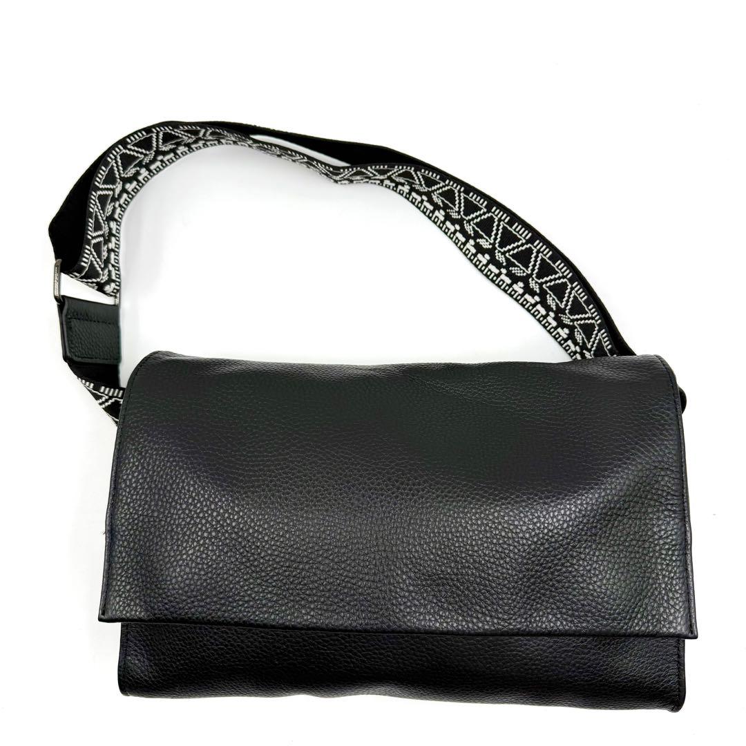 WEB限定イアパピヨネ 柄ワイドテープ ショルダーバッグ ブラック 幾何学 模様