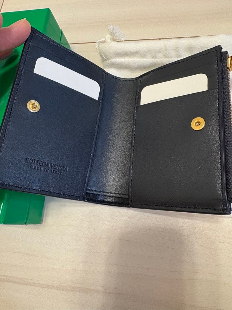 新品　ボッテガヴェネタ　二つ折り　カセット　イントレチャート　レザー　ネイビー