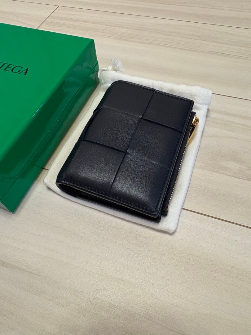 新品　ボッテガヴェネタ　二つ折り　カセット　イントレチャート　レザー　ネイビー