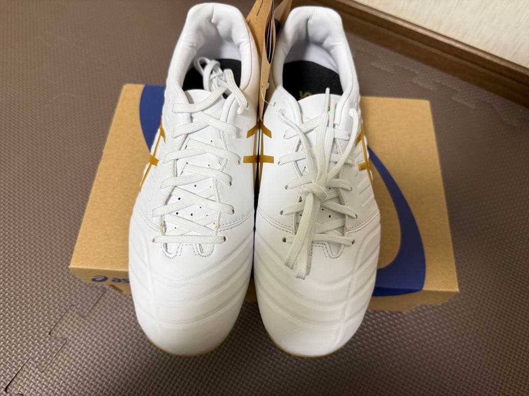 ASICS サッカースパイク ホワイト/リッチゴールド 24.0cm 3E