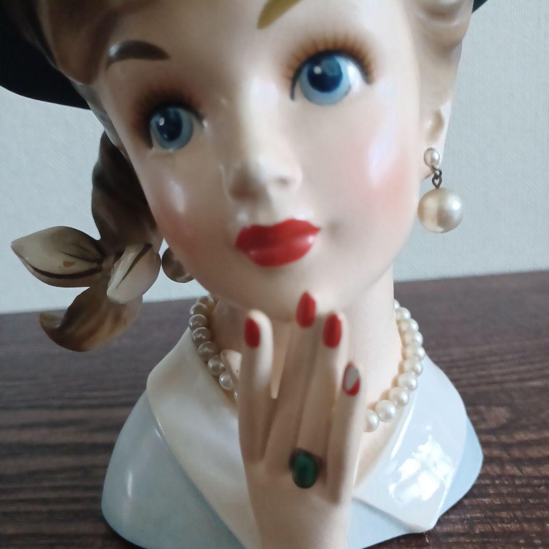 ビンテージ レディヘッドベース 陶器製の置物花瓶　ブルーの帽子としなやかな右手