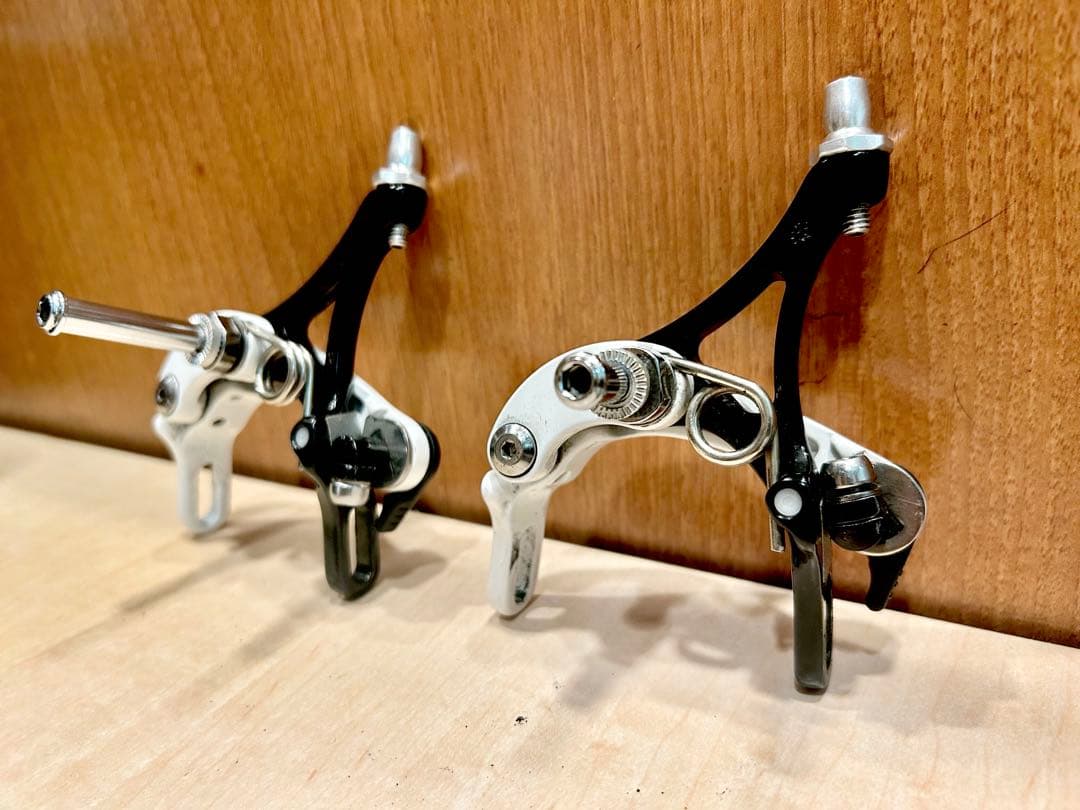 【貴重な白×黒キャリパーブレーキ】MERIDA品ドレスアップ用★カッコいいです！