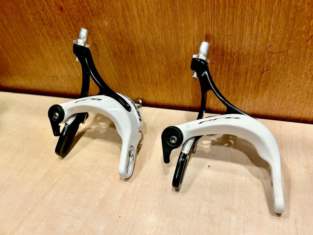 【貴重な白×黒キャリパーブレーキ】MERIDA品ドレスアップ用★カッコいいです！