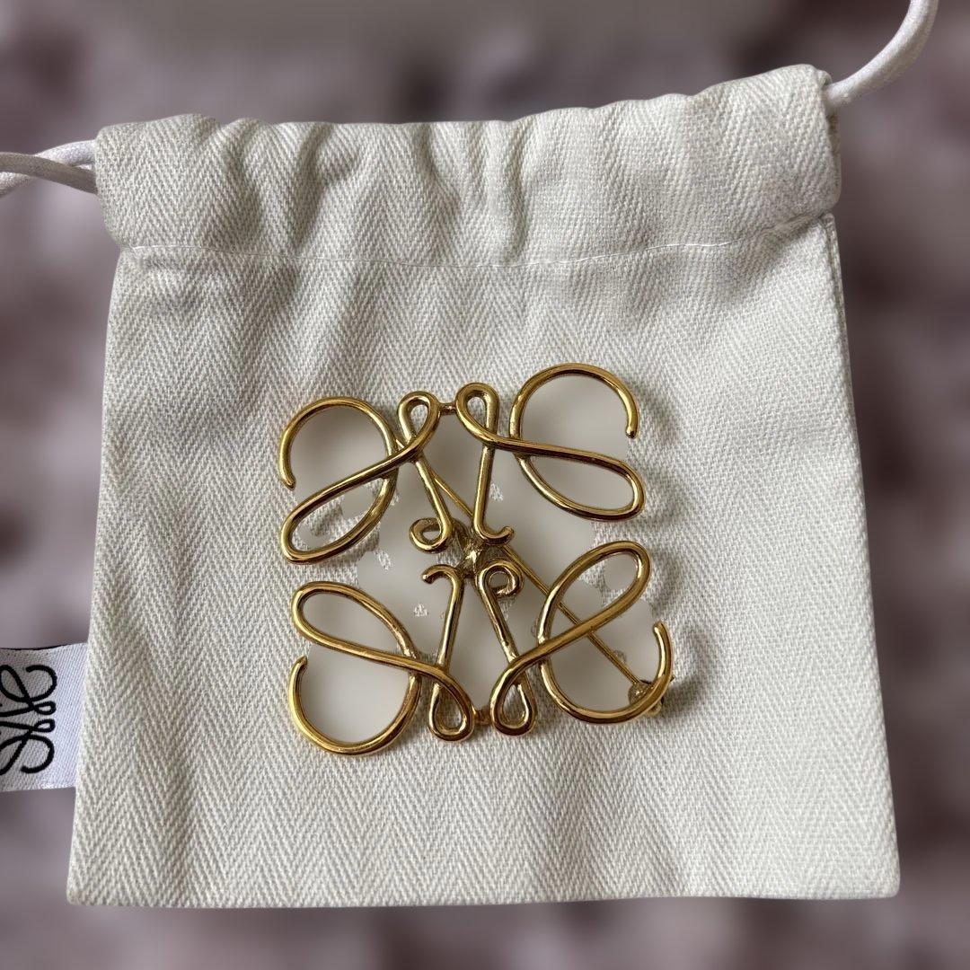 ロエベ　ブローチ