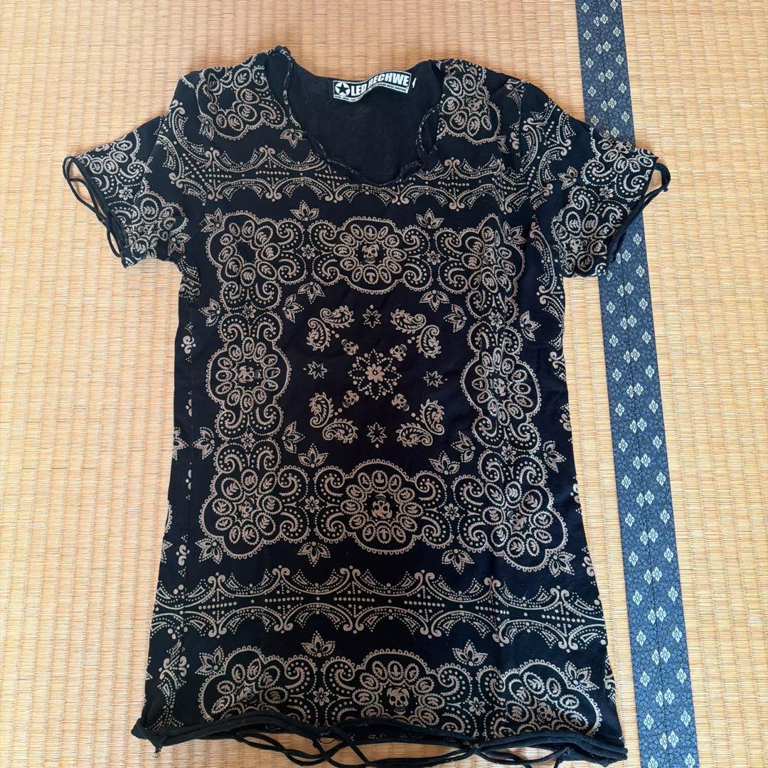 レッドリーチュエ　ペイズリー柄Tシャツ