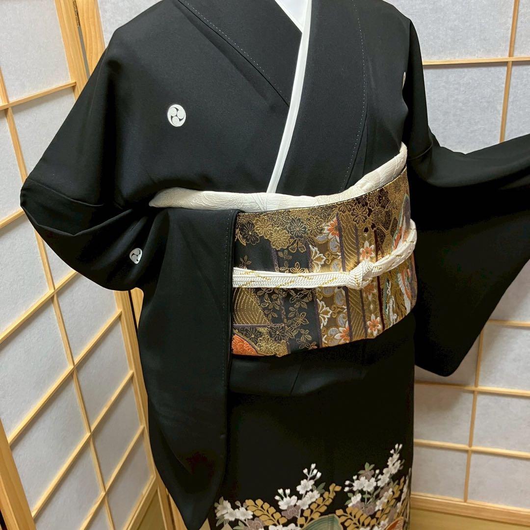 ［6455］黒留袖 美品 駒刺繍 金彩 比翼付 五つ紋 左三ツ巴 正絹 着物 袷