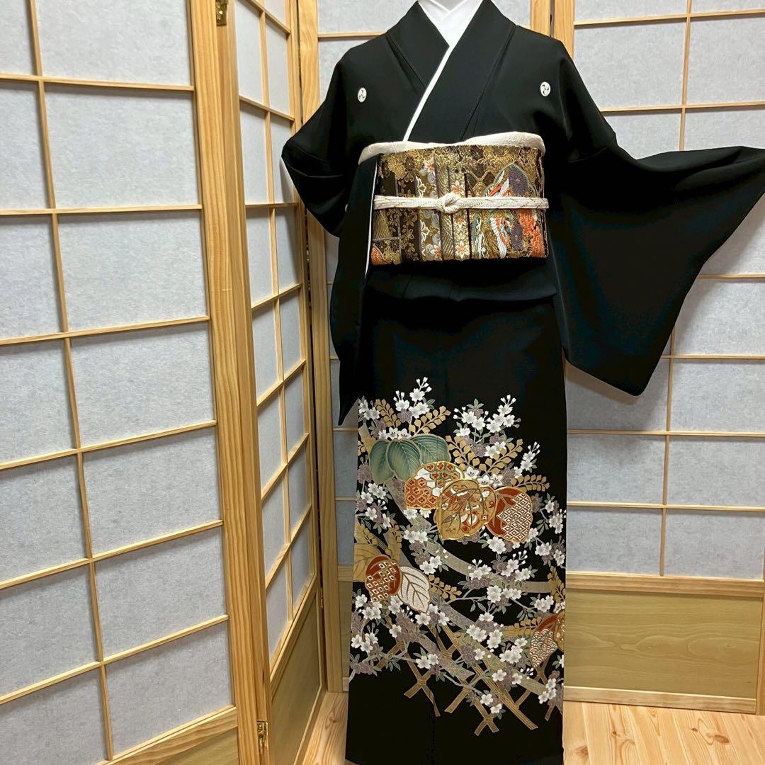 ［6455］黒留袖 美品 駒刺繍 金彩 比翼付 五つ紋 左三ツ巴 正絹 着物 袷