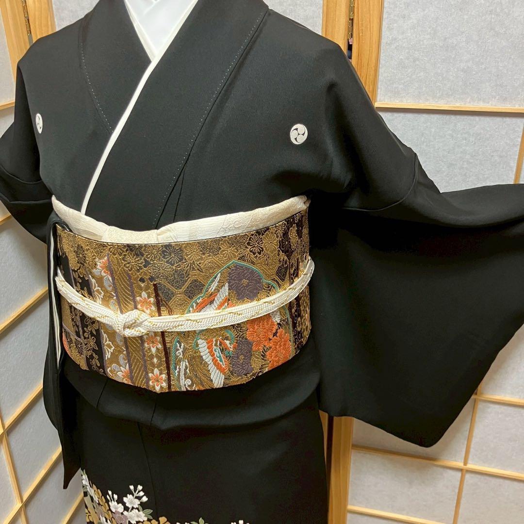 ［6455］黒留袖 美品 駒刺繍 金彩 比翼付 五つ紋 左三ツ巴 正絹 着物 袷