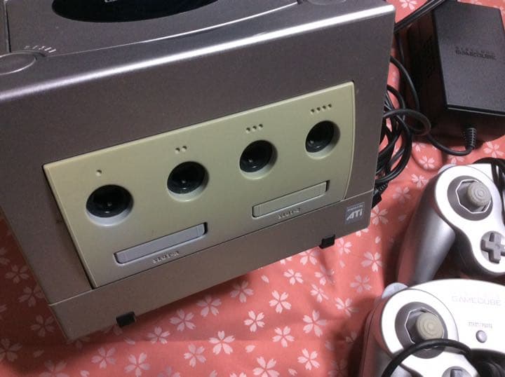 中古ゲームキューブ本体とコントローラ２個＋マリパとガンダムのソフト２本（メモカ）