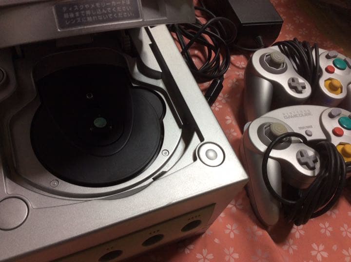 中古ゲームキューブ本体とコントローラ２個＋マリパとガンダムのソフト２本（メモカ）