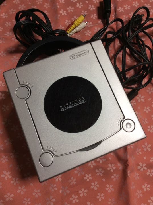 中古ゲームキューブ本体とコントローラ２個＋マリパとガンダムのソフト２本（メモカ）