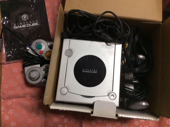 中古ゲームキューブ本体とコントローラ２個＋マリパとガンダムのソフト２本（メモカ）