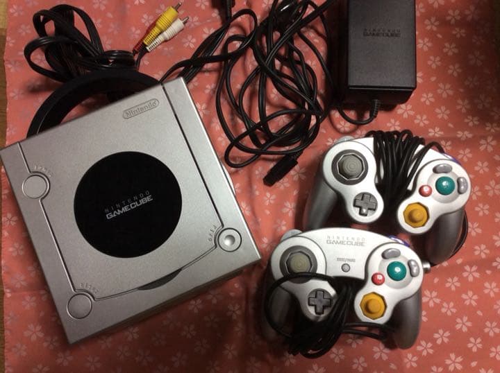 中古ゲームキューブ本体とコントローラ２個＋マリパとガンダムのソフト２本（メモカ）
