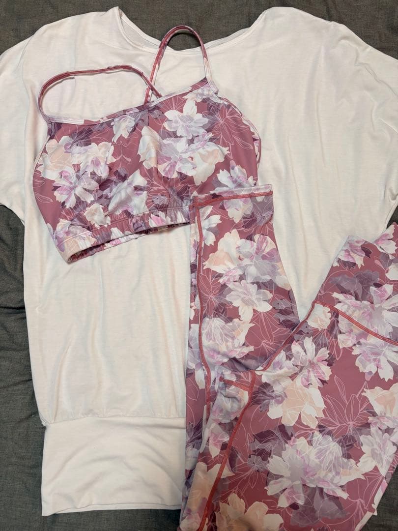 SKALAヨガウェア【Lサイズ】トップス２枚と花柄レギンスセット