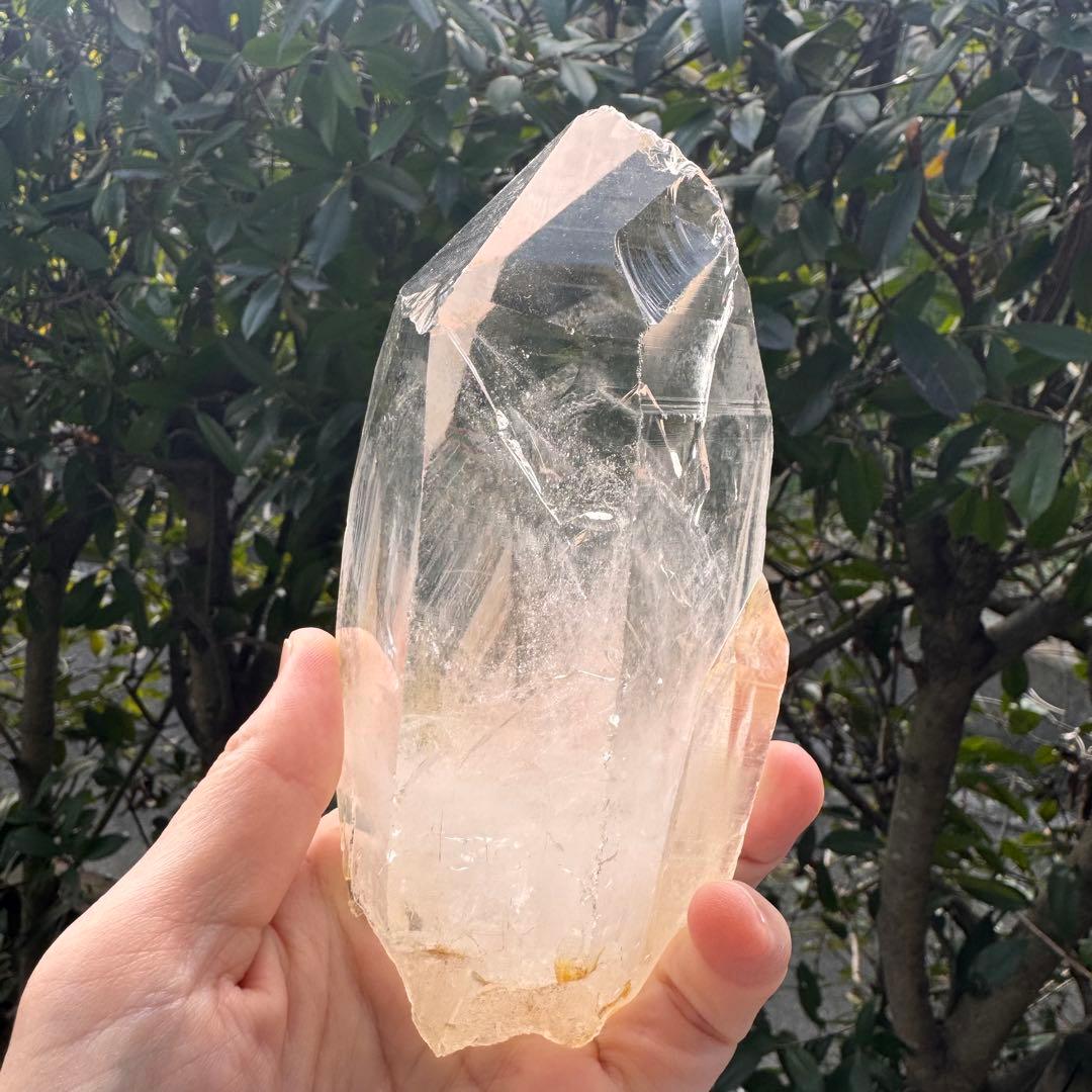 虹入りブラジル産水晶原石　台座付き　約800グラム