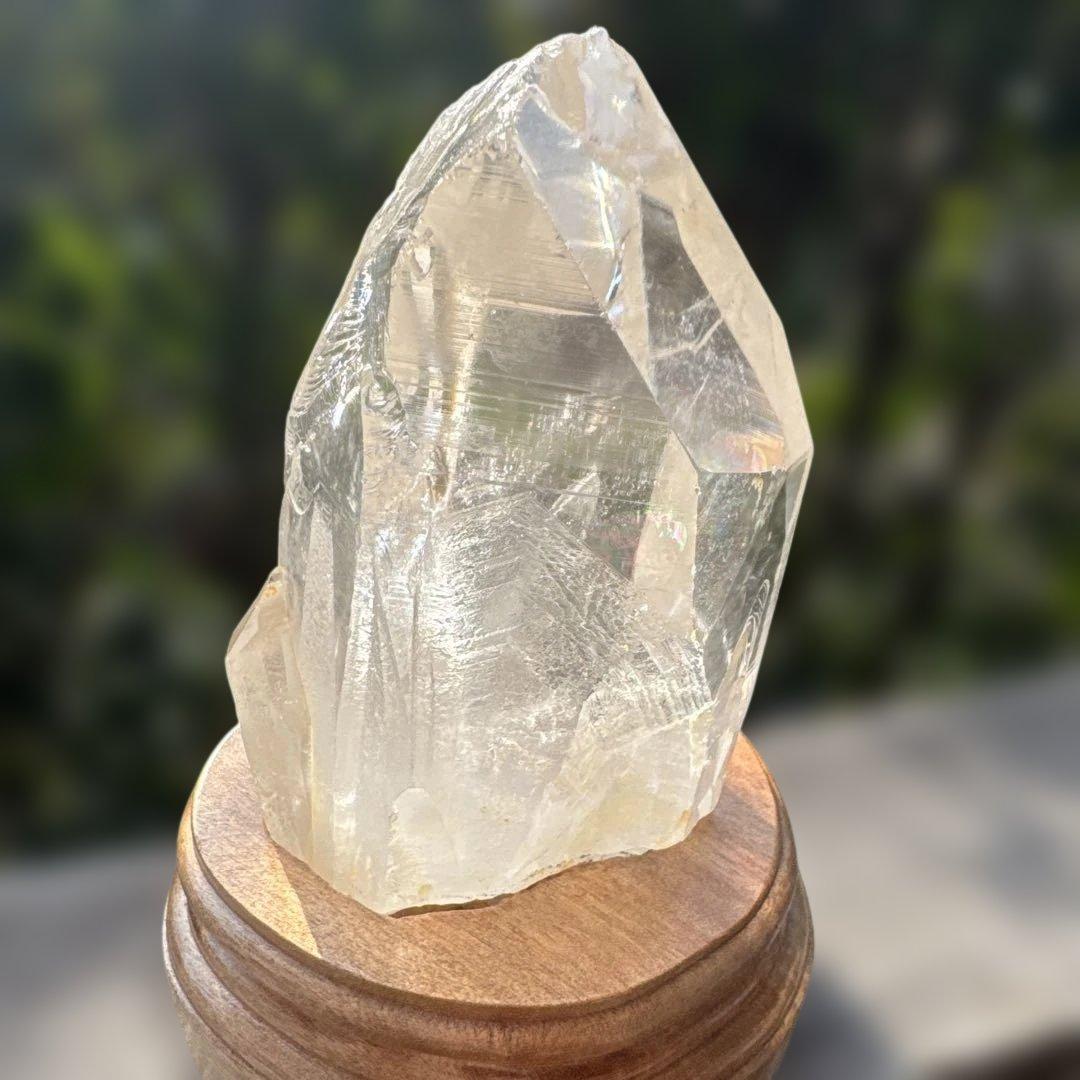 虹入りブラジル産水晶原石　台座付き　約800グラム