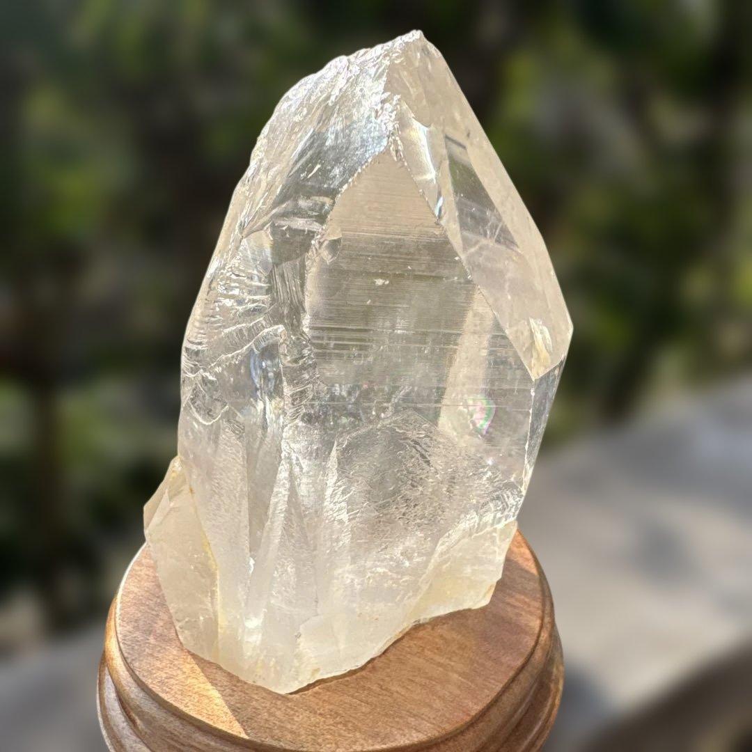 虹入りブラジル産水晶原石　台座付き　約800グラム