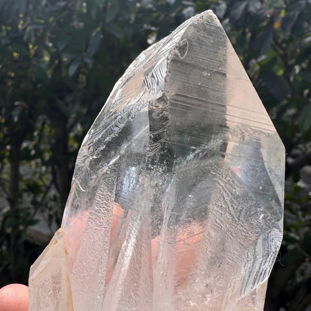 虹入りブラジル産水晶原石　台座付き　約800グラム