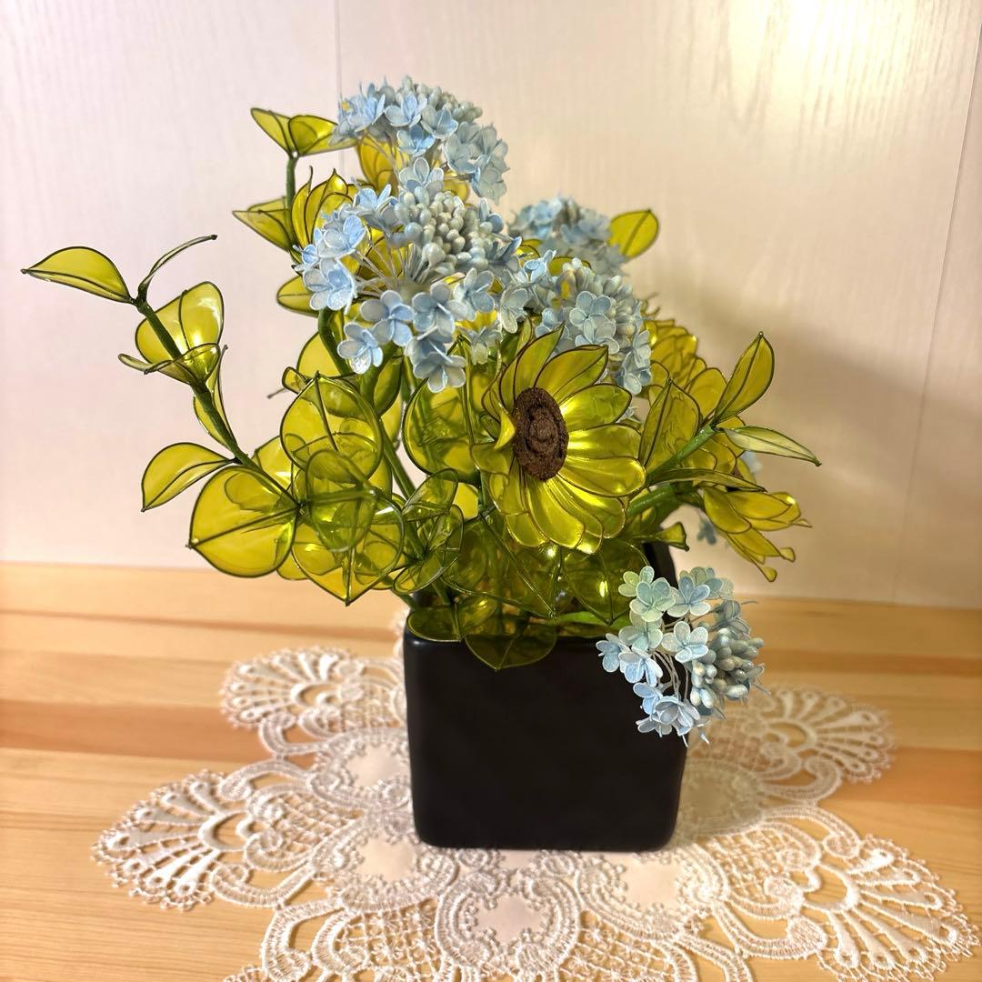 アメリカンフラワーのひまわりのアレンジ、モンステラ、ユッカ