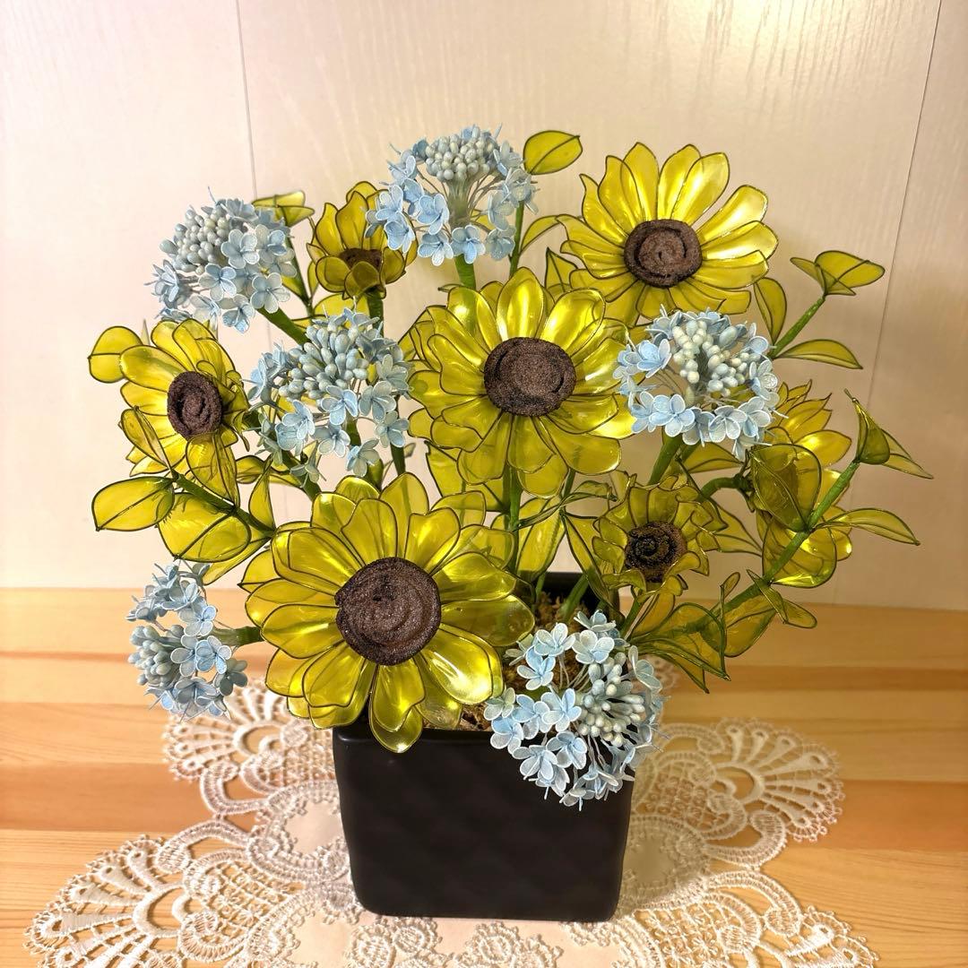 アメリカンフラワーのひまわりのアレンジ、モンステラ、ユッカ
