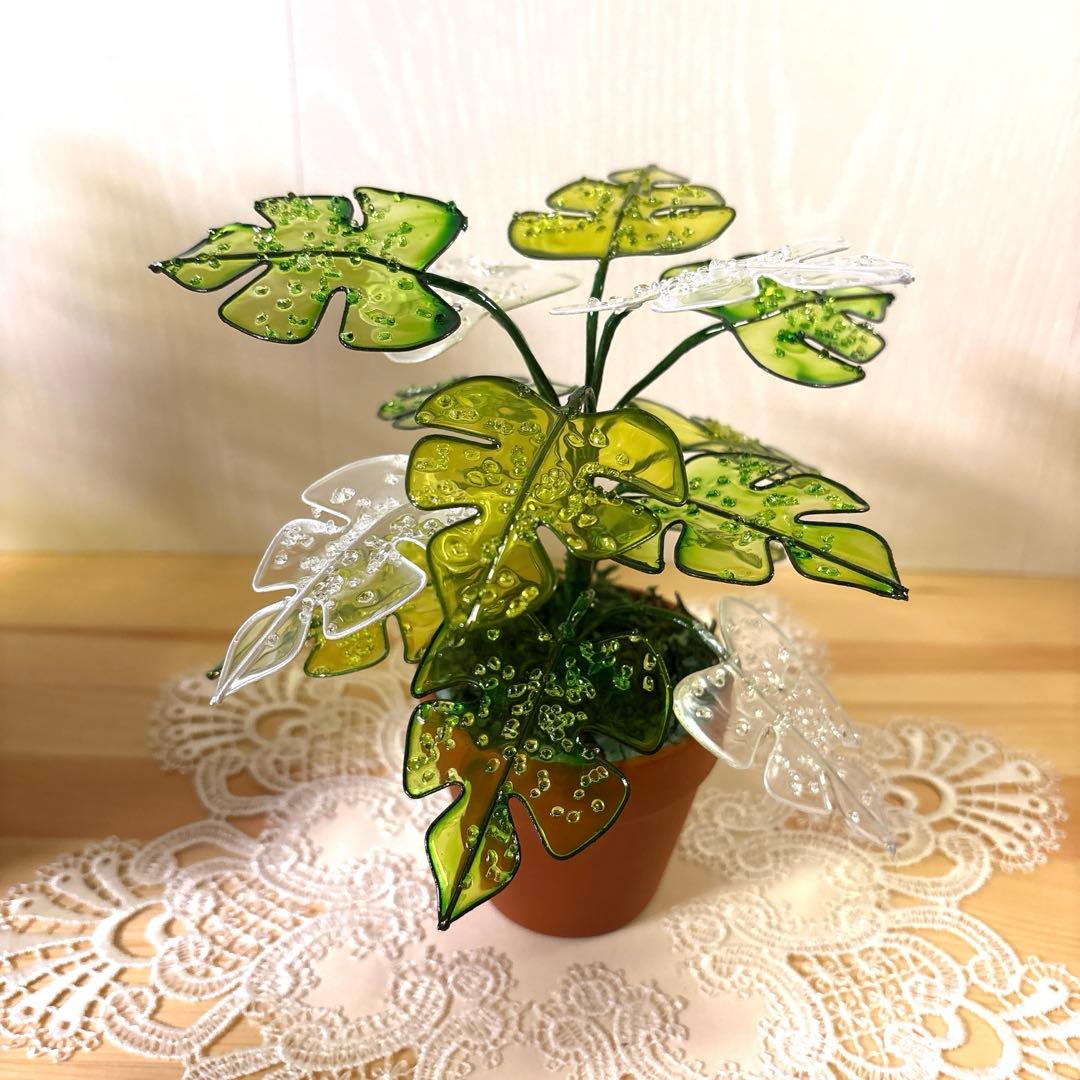 アメリカンフラワーのひまわりのアレンジ、モンステラ、ユッカ